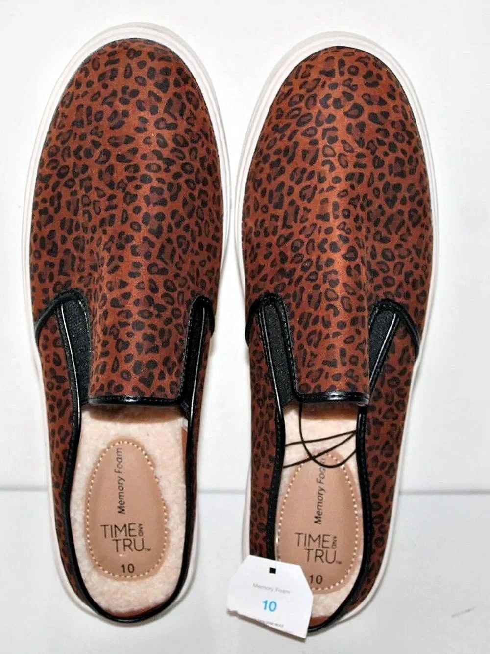 Memory Foam Time and Tru Leopard Print Sneakers US 10 NWT